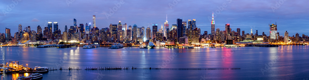 New York Panorama bei Nacht mit Blick auf die Manhattan Skyline - obrazy, fototapety, plakaty 