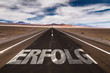© gustavofrazao - Success (in German) written on desert road