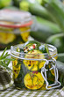 Kurzgebratene und gewürzte Zucchinischeiben in Olivenöl eingelegt