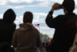 Fototapeta Młodzieżowe - Travelers looking at the US flag