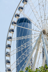 Fototapete - Ferris Wheel and Round Hotel