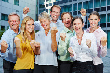 Wall Mural - Jubelndes Business Team mit geballten Fäusten