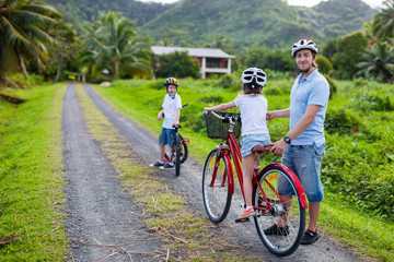 Canvas Print - Family on bike ride