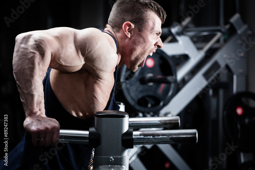 Obraz Dibond Mężczyzna trenuje spadki w gym