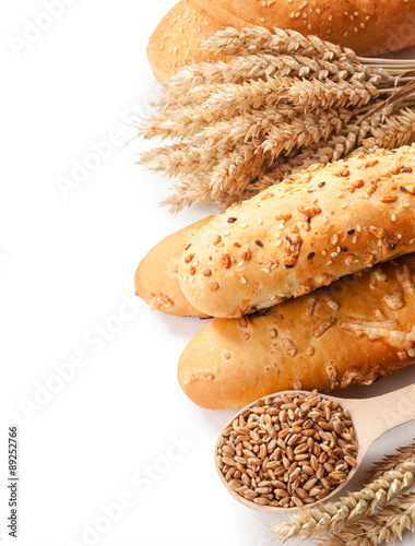Zdjęcie XXL Chleb, uszy i ziarna pszenicy na białym tle izolacji