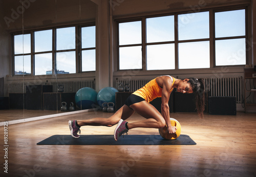 Tela Muscular woman doing intense core workout
