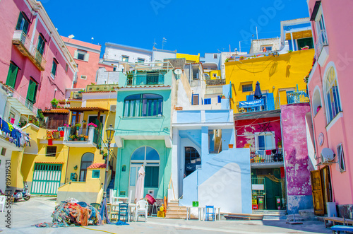 Fotografía italian island procida is famous for its colorful marina, tiny narrow streets and many beaches which all together attract every year crowds of tourists coming from naples - napoli