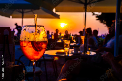 Cuadros en Lienzo Orange ice cold cocktail in a beach bar at the sunset