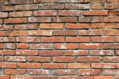 mur z czerwonej cegły