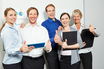 Wall Mural - Business Team im Büro hält Daumen hoch