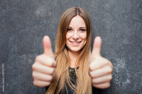 Fotografía Teenage girl showing thumbs up with both hands