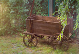 Fototapeta Sypialnia - alter großer handwagen