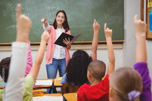 Fotomural Teacher asking her students a question