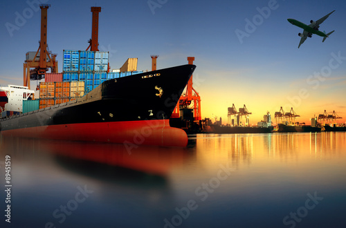 Fotomural Barco de contenedores en la importación, puerto de exportación contra hermosa ma