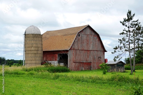 Fotografie, Obraz Weathered vintage barn and rustic rural scenery