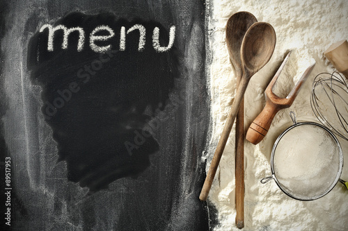 menu-obok-stolu-z-maka-i-kuchennymi-narzedziami