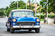 Auf der Strasse fahrender amerikanischer Oldtimer in Varadero Kuba