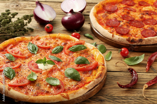 Naklejka - mata magnetyczna na lodówkę pizza margherita e pizza con salame piccante sfondo rustico