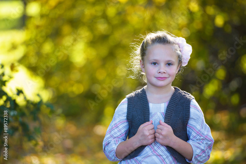 Portrait of a dorable little girl in the beauty autumn park Tableau sur Toile