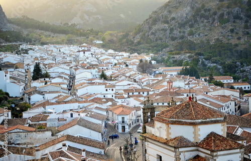 Fotografía Panoramic view over Grazalema, white villages of the Sierra de Cádiz, Andalusia,