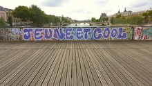 Jeune Et Cool à Paris, Graphe Sur Le Pont Des Arts