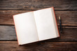 © al62 - libro aperto con penna stilografica sul tavolo di legno