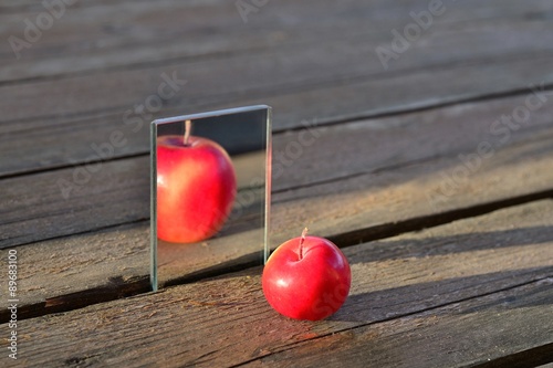 Fotografía Little Apple se refleja en el espejo