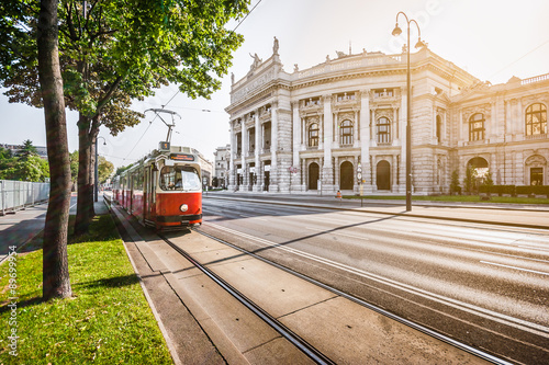 Plakat Wiener Ringstrasse z Burgtheater i tramwaj o wschodzie słońca, Wiedeń, Austria