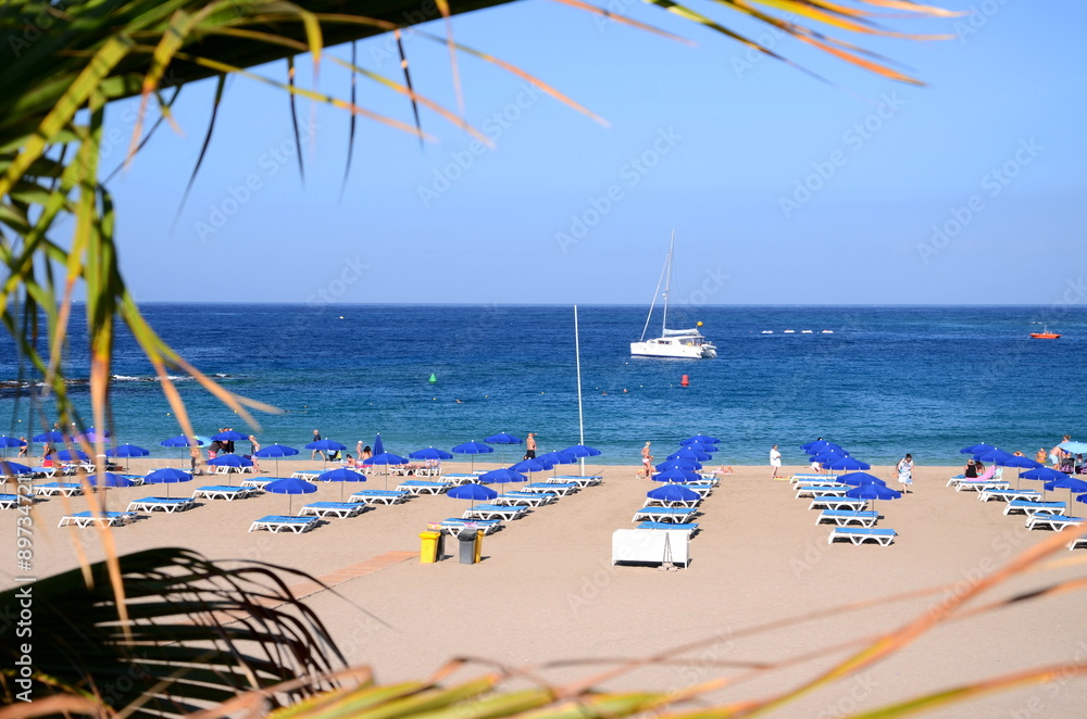 Przepiękna plaża De Las Vistas w Los Cristianos na Teneryfie - obrazy, fototapety, plakaty 