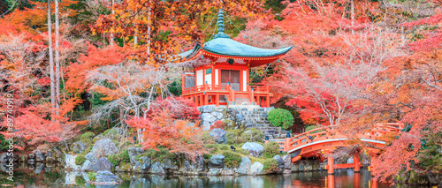 Photographie The leave change color of red in Temple japan.