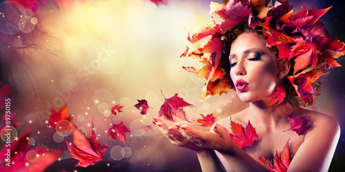 Photographie  Automne femme soufflant feuilles rouges - Beauté Mode Girl Model