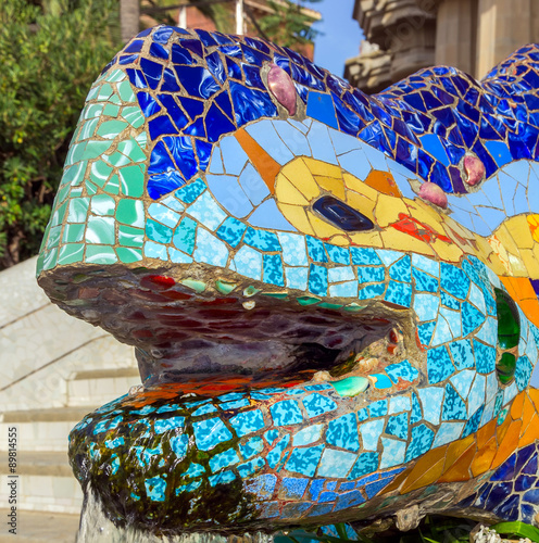 Fototapety Antoni Gaudí  mozaika-smok-salamandra-gaudi-jaszczurka