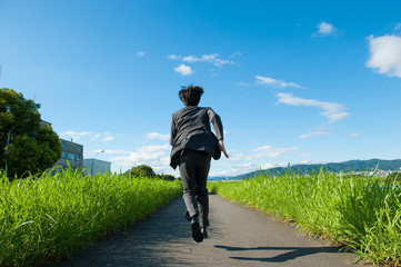 Wall Mural - スーツで走っている男性