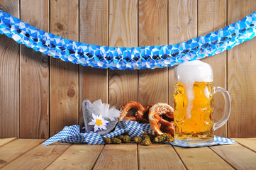 Wall Mural - Bayerische Laugenbrezen mit Bier
