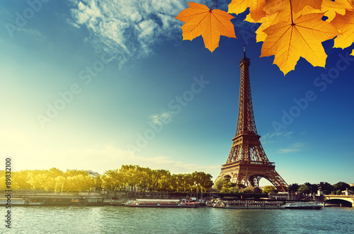 Pinturas sobre lienzo Sena en París con la torre Eiffel en la estación del otoño