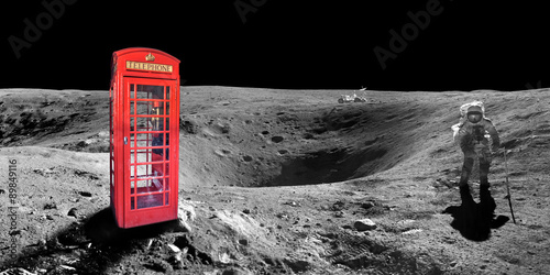 Obraz w ramie Czerwona budka telefoniczna na księżycu