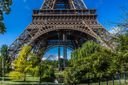 Fotografia Tour Eiffel (Eiffel Tower) located on Champ de Mars in Paris.