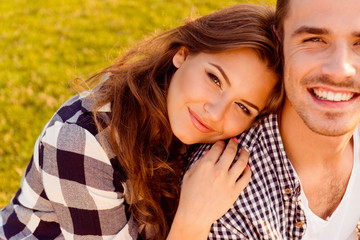 Canvas Print - young woman put her head on the shoulder of her boyfriend