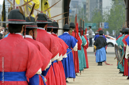 Photo Row of armed guards in ancient traditional soldier uniforms in the old royal residence, Seoul, South Korea