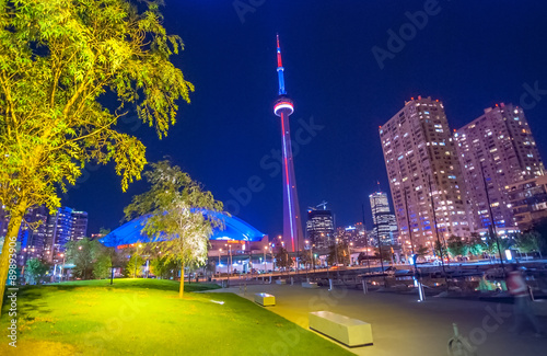 Photo TORONTO - JULY 12, 2008: City buildings on a summer night. Toron