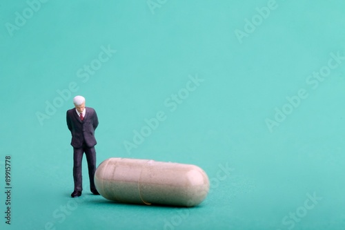 Fotografia manager dell' industria farmaceutica in miniatura con pillola