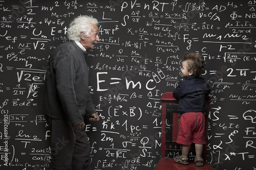 Fotografía Nonno Scienziato e nipotino con Lavagna scritta sullo sfondo