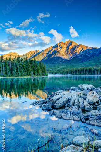 Dekoracja na wymiar  kanadyjski-krajobraz-wschod-slonca-nad-jeziorem-pyramid-w-parku-narodowym-jasper