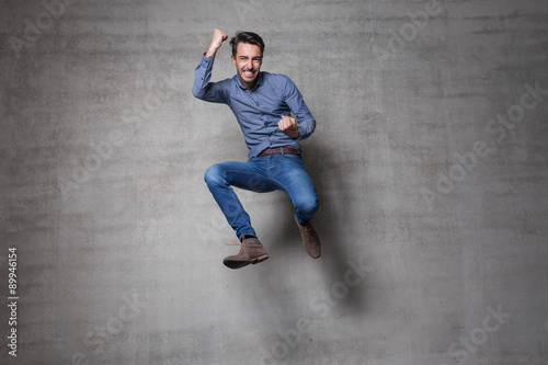 Láminas Pared de salto del hombre de negocios eufórico