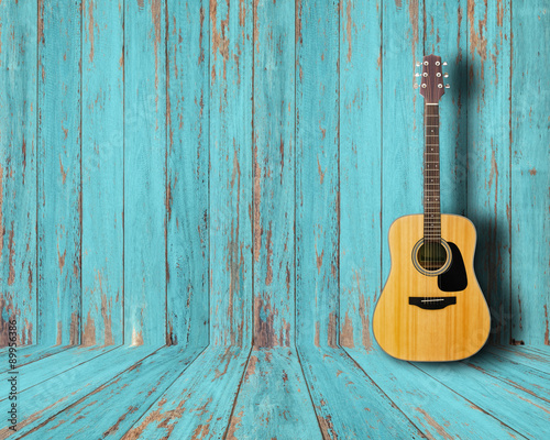 Plakaty atrybuty muzyczne  gitara-w-pokoju-vintage-drewna