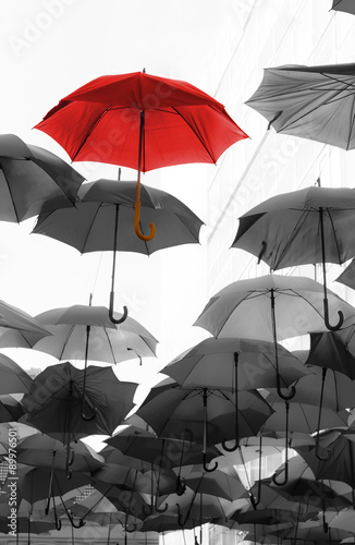 Fotografía umbrella standing out from the crowd unique concept