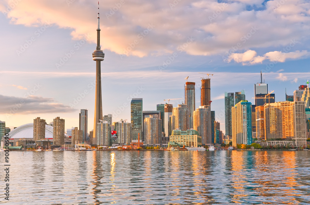 odbicie-toronto-linia-horyzontu-przy-polmrokiem-w-ontario-kanada