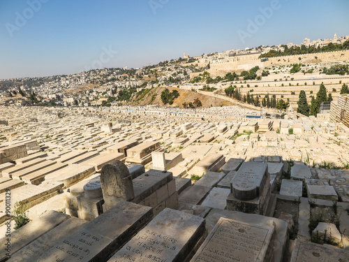 Cuadros en Lienzo JERUSALEM, ISRAEL - July 13, 2015: Old jewish graves on the mount of olives in J