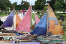 Bateaux Multicolores Pour Enfants Au Jardin Des Tuileries, à Paris