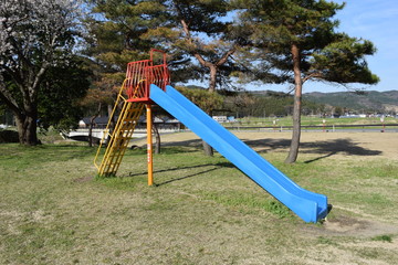 公園の遊具／山形県鶴岡市の公園でブランコや滑り台などの遊具を撮影した写真です。